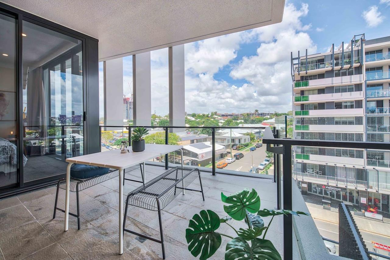 Modern Apartment With Balcony & Parking Brisbane Exterior photo